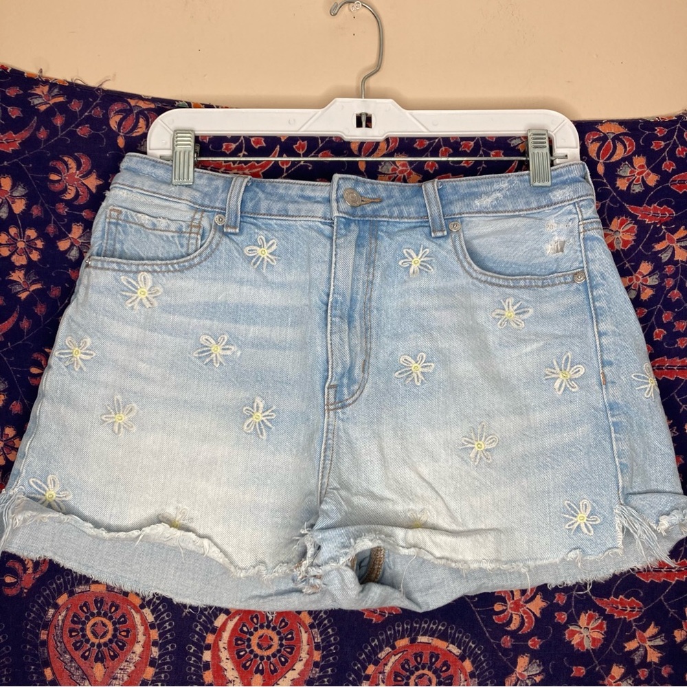 American Eagle daisy embroidered Mom Short